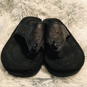 Easy Spirit black thong flip flop sandals